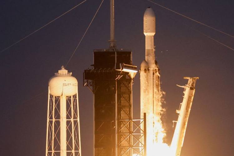 จรวดที่ทรงพลังที่สุดของ SpaceX กลับมาบินอีกครั้ง